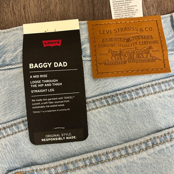 NWT. Levi’s Premium denim. Baggy Dad, mid rise, loose, straight leg. Size 32x32 - Picture 5 of 6